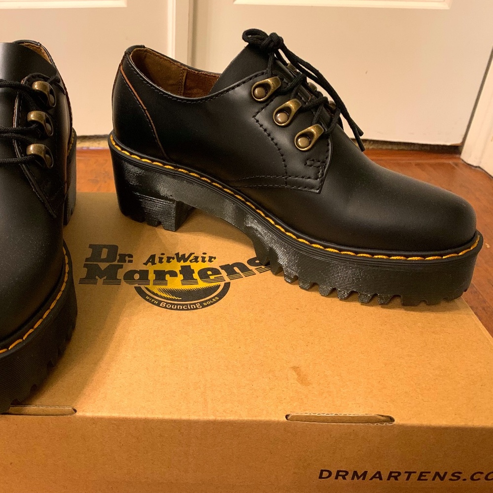 Dr. Martens Leona Lo black (size 6)